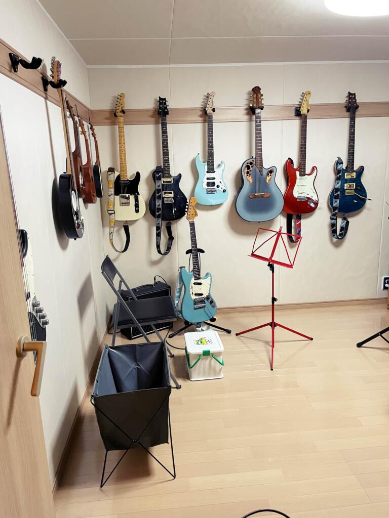ウッドストックギター、ウクレレ教室の防音ルーム内はこんな感じです。